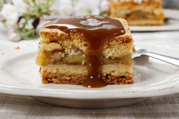 tarta manzana con caramelo modern food